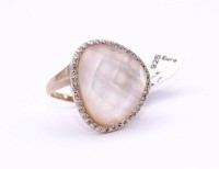 Auktion 371<br>Ring, Sterlingsilber vergoldet, ros&eacute;farbener Stein, wohl Rosenquartz facettiert, umgeben von Zirkonia, RG 58/59, 9,5 gr., neuwertig mit orig. Preis- Etikett