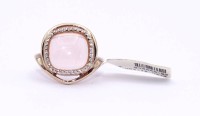Auktion 371<br>Ring, Sterlingsilber, Vincze NZA, Zirkonia, Rosenqaurtz Cabouchon, umringt von Zirkonia, RG 53, 6,6 gr., neuwertig, mit Etikett