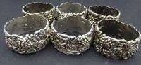 Auktion 349 / Los 11050 <br>6x versilberte, schwere Serviettenringe mit floralen Reliefdekor, D-4,5 cm, B-2 cm
