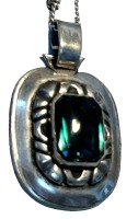 Auktion 371<br>gr. Silber-800- Anh&auml;nger mit gr&uuml;nen Stein an Kette, dese mit mehreren Knoten, Anh&auml;nger mit &Ouml;se 4 cm, B-2,6 cm, 17,7 gr.