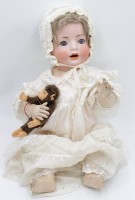 Auktion 349 / Los 12044 <br>Puppe, Simon &amp; Halbig, Hanna 7, Porzellankopf, Schlafaugen, offener Mund mit Zähnchen, Massekörper (bespielt), anbei kl, Äffchen, ca. H-50cm