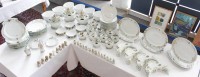 Auktion 360<br>82tlg Service, Barbara Flügel, 3x Terrinen (1 an Deckel bestossen), 6x Gemüseschalen,  4x Butterschalen, 10x Suppentassen mit Deckel, 7x Platten (2x bestossen), 12x flache Teller, 13x Platzteller, 12x Fischteller, 14 Serviettenringe,  1x Schnecke (weiß), 8x Schnecken bemalt (6x bestossen),  2x Beisteller, 2x Vasen (beide bestossen)