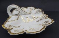 Auktion 349 / Los 8036 <br>Biedermeier Anbietschale mit Tragegriff, Goldstaffage "KPM" Krister, H-9 cm, 34x21 cm