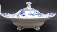 Auktion 349 / Los 8040 <br>ovale Deckelterrine "Meissen" Zwiebelmuster, 1.Wahl,  Griffende mit Chip, feiner Altriss, H-16 cm, 34x26 cm