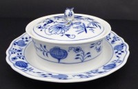 Auktion 349 / Los 8041 <br>Käseglocke "Meissen" Zwiebelmuster, 1.Wahl, Deckelrose minimaler Abplatzer, H-7 cm, D-17 cm