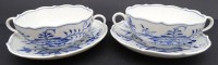Auktion 349 / Los 8043 <br>2 Suppentassen mit U.T. "Meissen" Zwiebelmuster, Schwerter durchschliffen