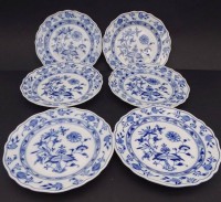 Auktion 349 / Los 8046 <br>6x Kuchenteller "Meissen" Zwiebelmuster, 1.Wahl, 1xUnterseite Rand mit Chip, von oben nicht sichtbar, D-17 cm