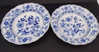 Auktion 349 / Los 8048 <br>2x tiefe Teller "Meissen" Zwiebelmuster, 1x 1.Wahl, D-23 cm, 1x minimaler Brennfehler