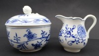 Auktion 349 / Los 8050 <br>Milch und Zucker "Meissen" Zwiebelmuster, Deckelrose beschädigt, 2.Wahl, H-ca. 9 cm