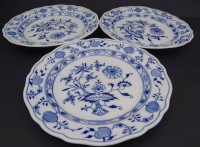 Auktion 349 / Los 8054 <br>3 Meissen Speiseteller, Zwiebelmuster, D-22 cm, 1x mit langen Riss, Schwerter durchschliffen