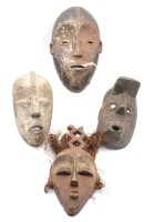 Auktion 349 / Los 15041 <br>4x alte afrikanische Holzmasken, Altersspuren, Größte ca. 34 x 19cm
