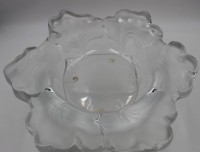 Auktion 368<br>grosse, schwere Kristallschale "Lalique-France", Blattdekor, H-6 cm, D-30 cm, signiert