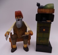 Auktion 358 / Los 15013 <br>Erzgebirge Räuchermännchen, alter Mann auf Bank mit Kachelofen, H-max 22 cm