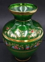 Auktion 349 / Los 10058 <br>grüne Vase mit Goldstaffage, rote Steine