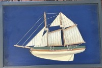 Auktion 349 / Los 15104 <br>Hlabmodell  eines kl. Segelschiffes in Schaukasten/Glas, RG 45x30x5,5 cm