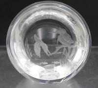 Auktion 350 / Los 10011 <br>Briefbeschwerer, farbloses Glas beschliffen mit Eisvögeln, signiert Sch. L. 03, ca. H-8,5cm