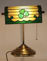 Auktion 363 / Los 16004 <br>Tischlampe, Schirm in Tiffany-Art, Messing, guter Zustand, H-35,5cm B-29cm