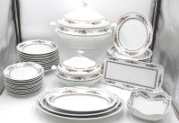 Auktion 350 / Los 8007 <br>Service für 12 Personen, Hutschenreuther, grüne Löwenmarke,  Dekor Arabella, Form Maria Theresia, 2x div. Terrinen (1x Griff bestossen), 2x Saucieren, 2x Gemüseschalen, 3x div. ovale Plattenm, längl. Platte, je 12x tiefe und flache Speiseteller, 12x Kuchenteller, 12x Kaffeetassen mit U.T., Sahnkännchen, Milchkännchen 2x Zuckerdosen