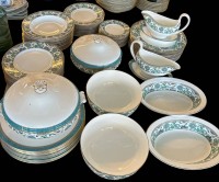 Auktion 364<br>87 tg. Speise-Service "Wedgwood" Babylon, England, 2 Terrinen, 2 Gemüseschalen, 2 ovale Schalen, 2 Saucieren mit Unterteller, 11 flache Teller mit Blüten, 12 tiefe Teller, 12 Obstteller, 12 Desertteller, 12 Beilagenteller, 12 flache Teller mit grünen Rand, D-24 cm,