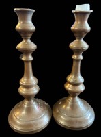 Auktion 350 / Los 15033 <br>Paar hohe Biedermeier-Leuchter, Bronze,        H-26 cm, Gebrauchsspuren, Wachsreste