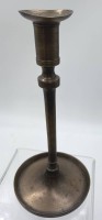 Auktion 350 / Los 15037 <br>hoher Biedermeier Bronzeleuchter, H-24 cm, runder Stand, D-12 cm