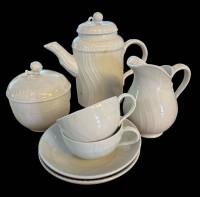 Auktion 350 / Los 8035 <br>Tete a tete "KPM" Berlin Rocaille  weiss, kl. Kanne (Tülle mit kl. Chjips) 2 kl. Moccatassen mit U.T., Kanne H-15 cm , Milch und Zucker