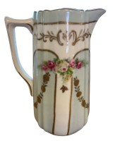 Auktion 350 / Los 8040 <br>gr. Milchkrug "Meander"  Ranken- und Blumendekor, H-20 cm