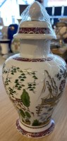 Auktion 350 / Los 8041 <br>Deckelvase "Unterweissbach" mit japanischen Motiven, H-27 cm