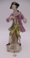 Los 8051 <br>Porzellanfigur "Tennisspieler", Hand abgebrochen, aber anbei, H-17 cm