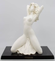 Los 15053 <br>Casarotto, Emilio (1942) Skulptur "Bianca" Kunstmasse auf schwarzem Holzsockel, sign. und dat. 1993, H-22,5cm B-20,5cm