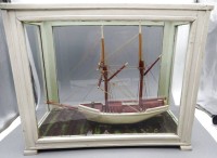 Auktion 364<br>Modell eines Lastenseglers in alten Schaukastens, H-42 cm, 48x23 cm