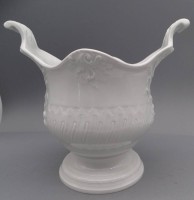Auktion 364<br>grosse Jardiniere "Meissen" weiss mit Reliefdekor, 1.Wahl, Pfeifferzeit, H-24 cm, B-24 cm, grosses, seltenes Formstück