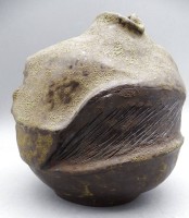 Los 9051 <br>Kunstkeramik-Vase, in Boden unleserl. signiert, H-23 cm, D-19 cm