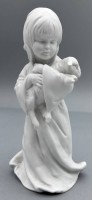Auktion 364<br>Bisquit-Porzellan-Mädchen mit Lamm "Kaiser", H-20 cm, Mod. Nr. 807