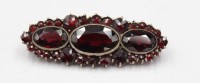 Auktion 351 / Los 1061 <br>Granatbrosche, 835er Silber, älter, 8,3gr., L-4,5cm