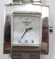 Auktion 351 / Los 2012 <br>Damen-Armbanduhr, Tissot, Ziffernblatt mit 6 Brillanten, Quarzwerk, Funktion nicht geprüft, optisch guter Zustand, 2,5 x 2,5cm