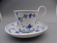 Auktion 351 / Los 8001 <br>gr. Milchkaffee-Tasse mit U.T. "Royal Copenhagen, Musselmalet, H-10 cm, D-10 cm