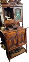 Auktion 351 / Los 14000 <br>kl. Jugendstil-Buffet mit Buntglasfenster, Mahagoni, gut erhalten, H-190 cm, B-90 cm, T-46 cm (ohne Deko),