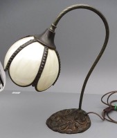 Auktion 351 / Los 16012 <br>Tischlampe im Jugendstil, Metallstand, H-40 cm, Mitte 20. Jhd.