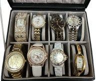 Auktion 351 / Los 2048 <br> Kasten mit 8 gr. Damenarmbanduhren mit Strass, alle Quartz, wohl alle ungetragen, 4x MA (Meister-Anker)