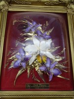 Auktion 351 / Los 5005 <br>Orchidee mit 24 Karat Goldauflage,  gerahmt, gebogene Kunststoff-Verglasung, RG 38x33 cm