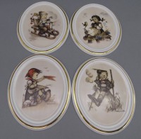 Auktion 351 / Los 8018 <br>4x ovale Wandplatten mit Hummel-Motiven, 4 Jahreszeiten, limit. Auflage, 16x13 cm