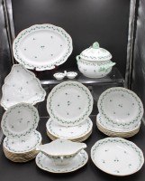 Auktion 351 / Los 8022 <br>27 Speiseservice-Teile, Herend, Dekor Petersilie, Terrine, ovale Platte, eckige Schale, runde Schale, 2passige Saliere, Sauciere, 9x Beilagenteller,  je 6x flache und tiefe Teller