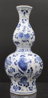 Auktion 351 / Los 9005 <br>Vase, Delft, älter, Blaumalerei in Unterglasur, H-25,5cm