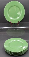 Auktion 351 / Los 10004 <br>8x Platzteller aus grünem Glas, ungemarkt, je D-33,5cm,