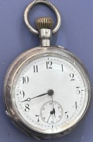 Auktion 351 / Los 2066 <br>mechan. HTU in Silbergehäuse, Werk läuft, D-4,5 cm, innen gestempelt, D.R.P., Deckel m it Gravur, Seekadett auf Geschützrohr, D-5 cm