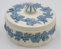 Auktion 351 / Los 9015 <br>runde Zierdose, Embossed &amp; Barlaston of Ertruria, Wedgwood, Weinlaubrelief, H-9cm D-13cm