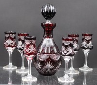 Auktion 351 / Los 10023 <br>Likörkaraffe, rot überfangen mit 6 passenden Gläsern, Karaffe H-22cm u. H-ca. 12,2cm