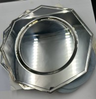 Auktion 367<br>8x grosse versilberte Platzteller, sehr guter Zustand,  "St. James" gemarkt, D-33 cm