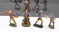 Auktion 351 / Los 12009 <br>4x Elastolin-Figuren, Cowboys und Indianer, Altersspuren, ca. H-8cm